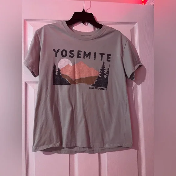 graphic tshirt - Picture 2 of 3